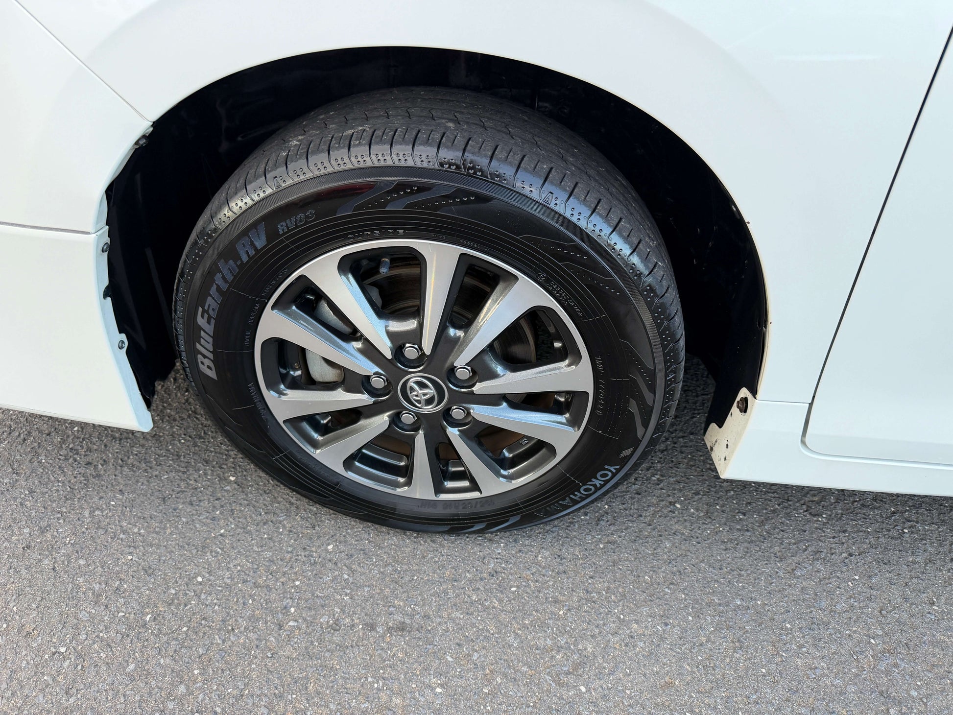 2018 Toyota Esquire 1.8L Hybrid premium package alloy wheel and tire close-up on a white vehicle.