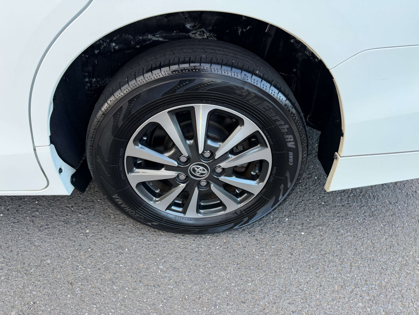 Close-up of a 2018 Toyota Esquire 1.8L Hybrid wheel and tire, showcasing sleek alloy design.