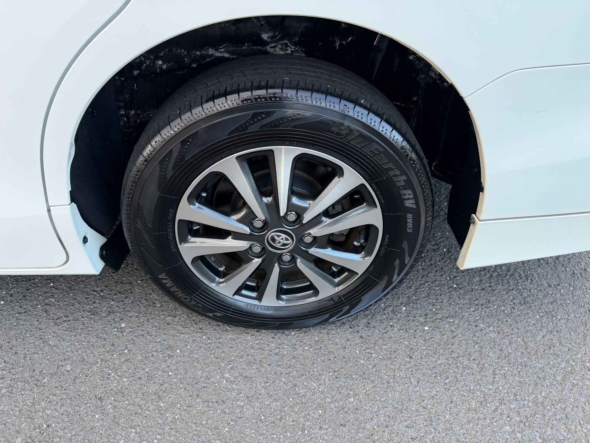 Close-up of a 2018 Toyota Esquire 1.8L Hybrid wheel and tire, showcasing sleek alloy design.