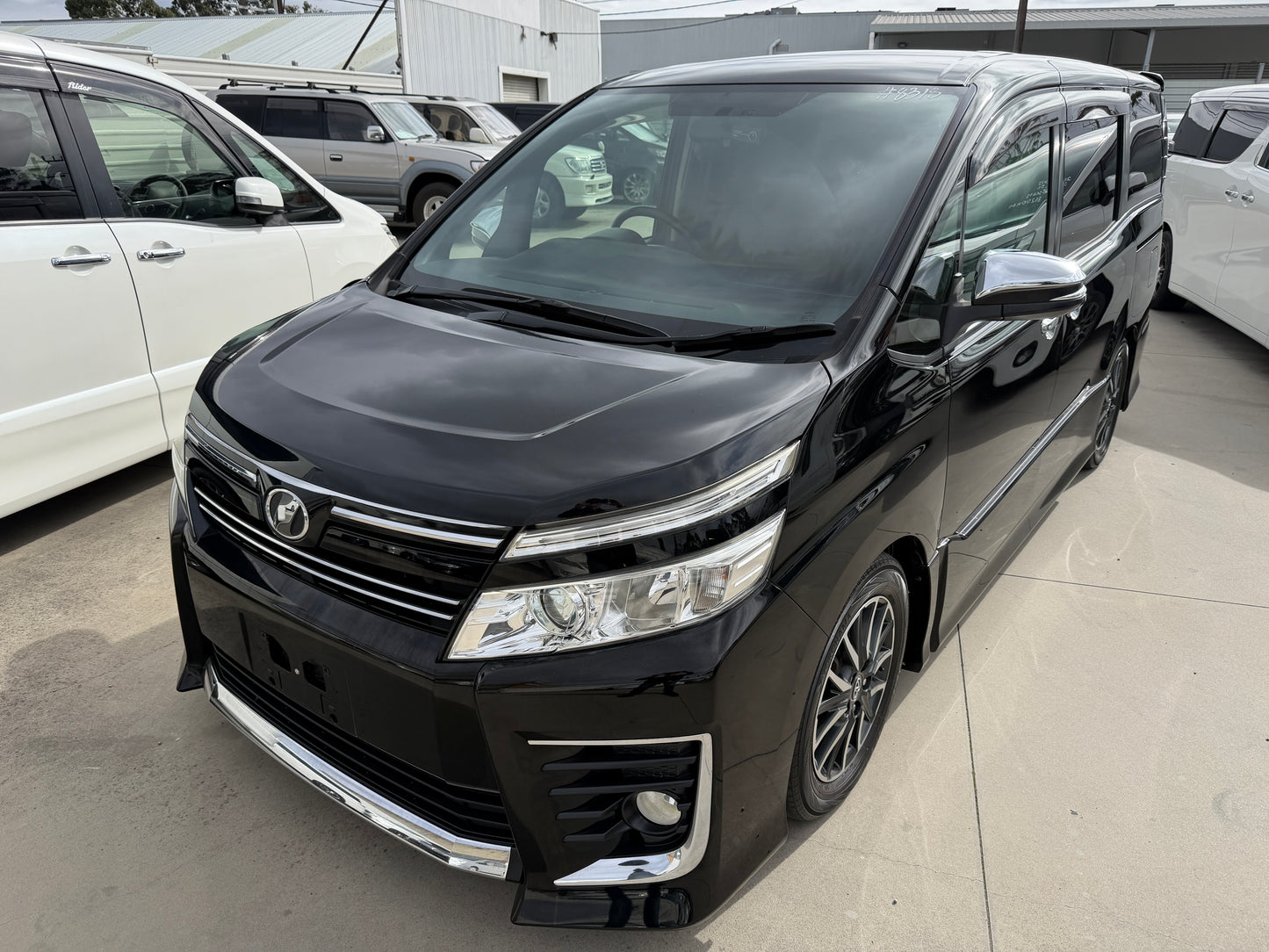 2015 Toyota Voxy 2.0L ZS Premium Edition 7 seater, (#8318)