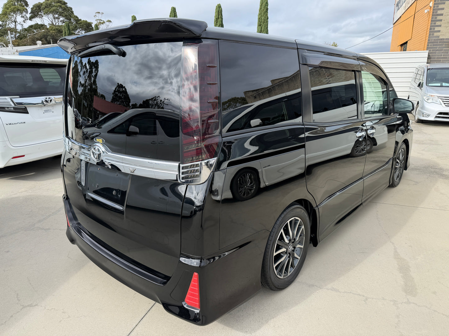 2015 Toyota Voxy 2.0L ZS Premium Edition 7 seater, (#8318)