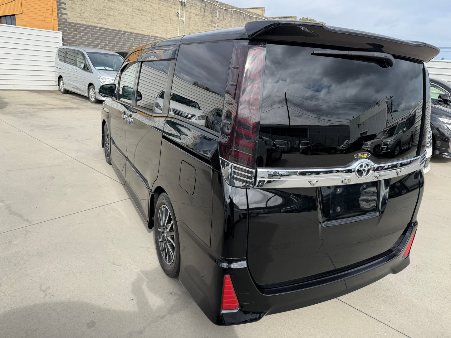 2015 Toyota Voxy 2.0L ZS Premium Edition 7 seater, (#8318)