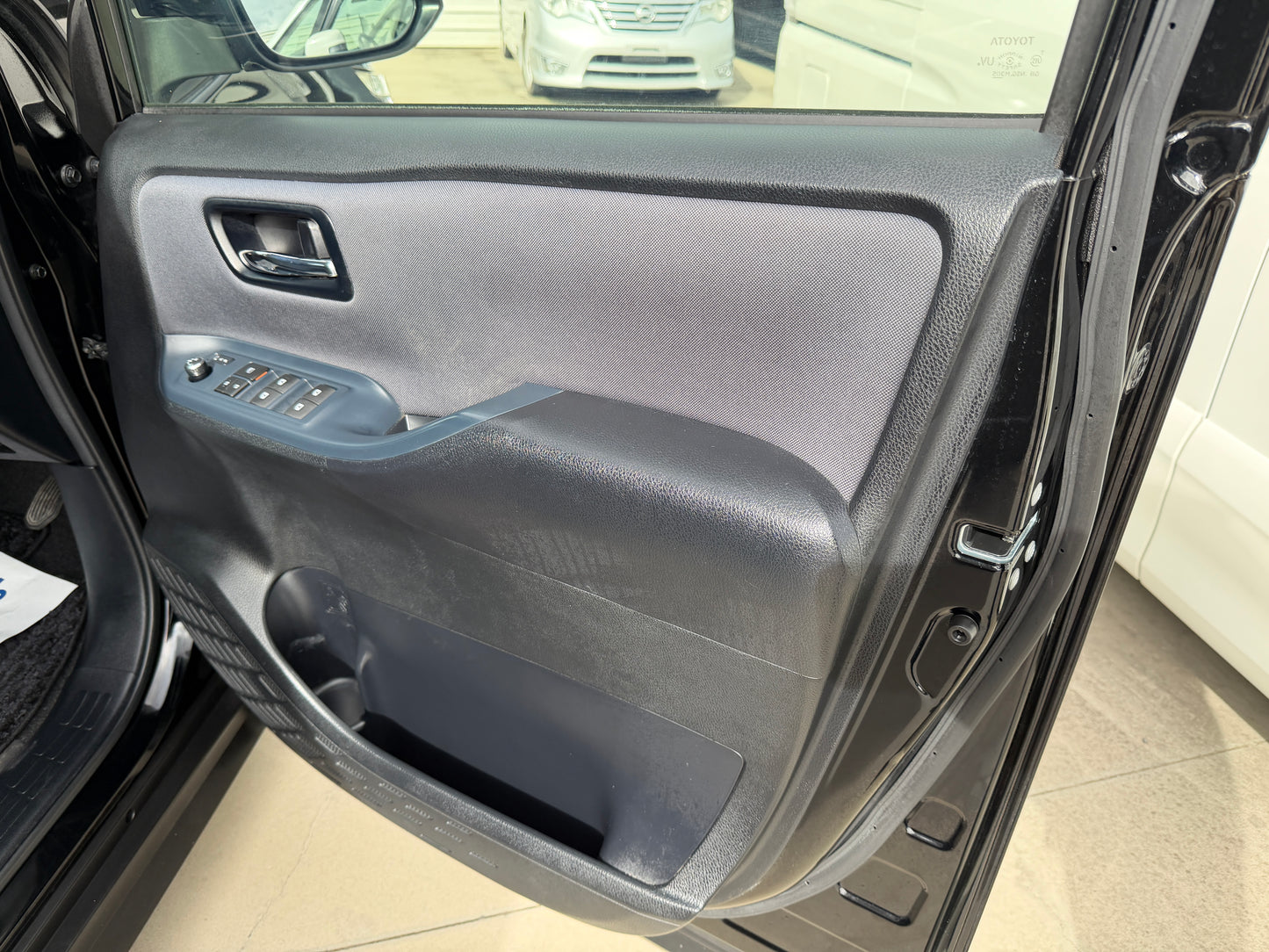 2015 Toyota Voxy 2.0L ZS Premium Edition 7 seater, (#8318)