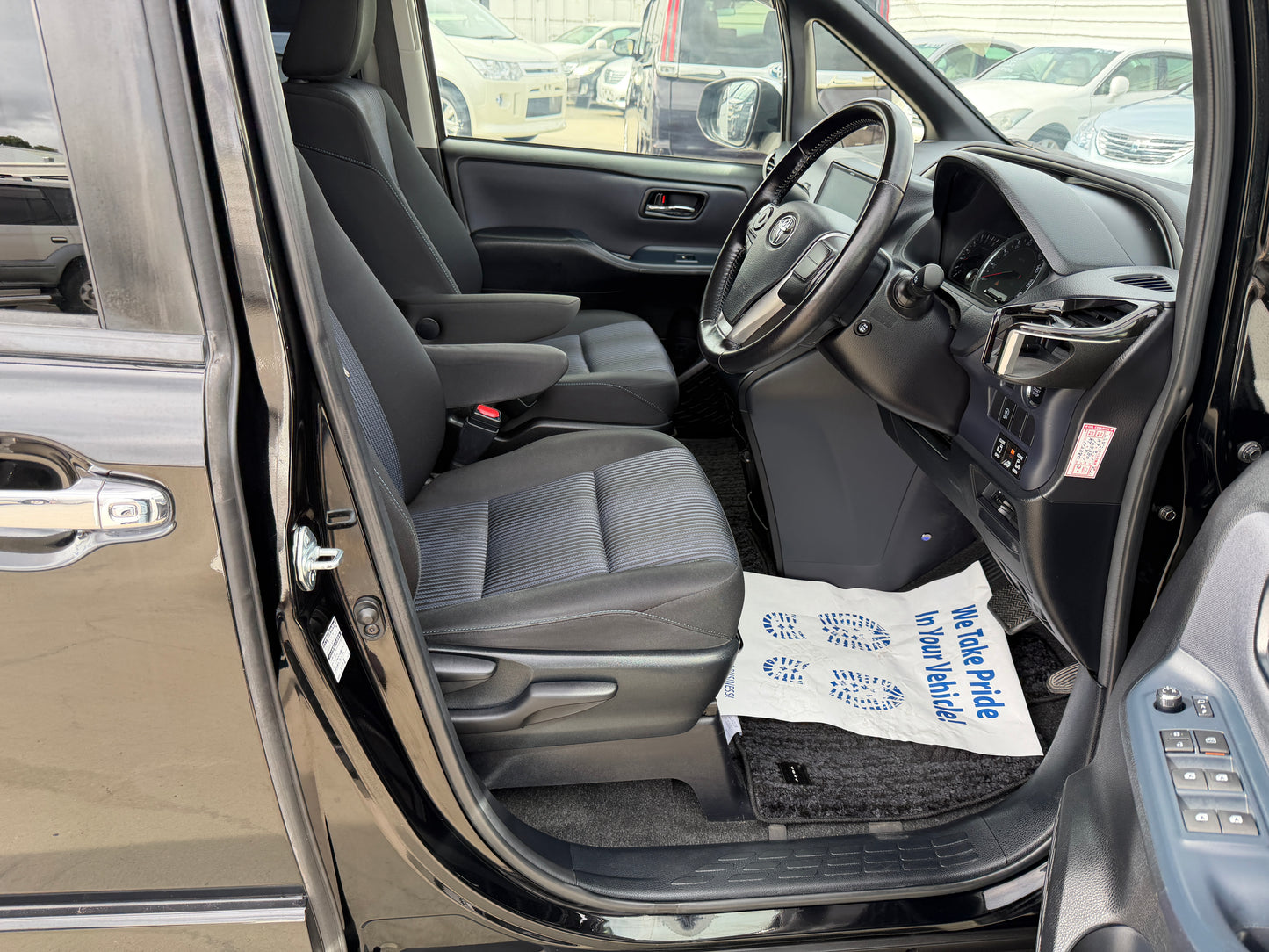 2015 Toyota Voxy 2.0L ZS Premium Edition 7 seater, (#8318)