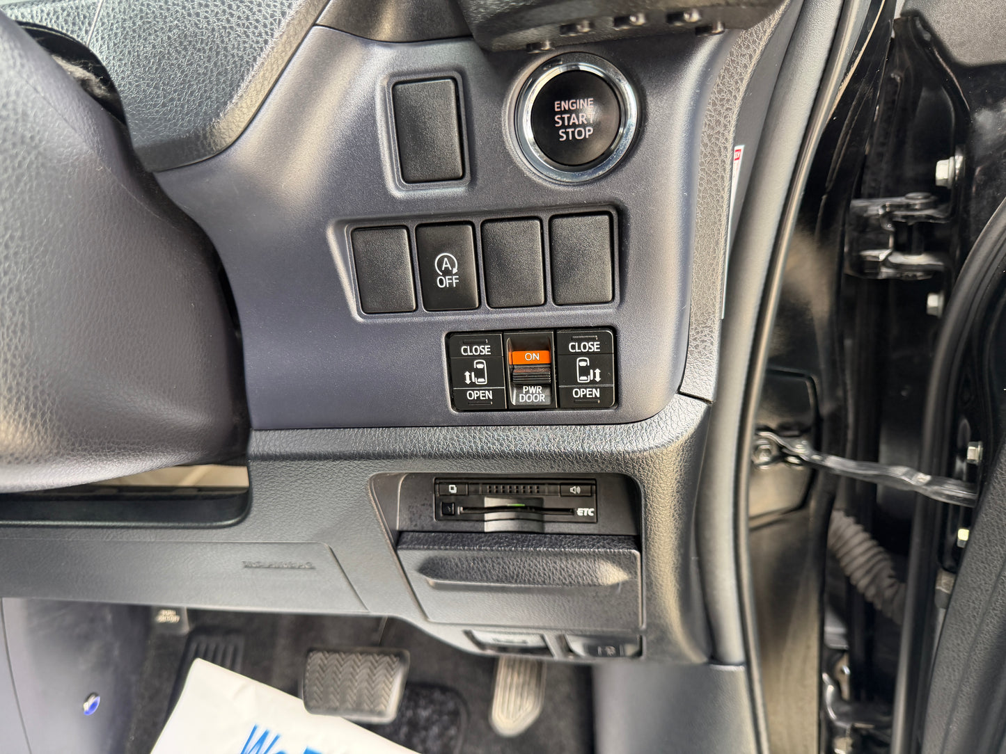 2015 Toyota Voxy 2.0L ZS Premium Edition 7 seater, (#8318)