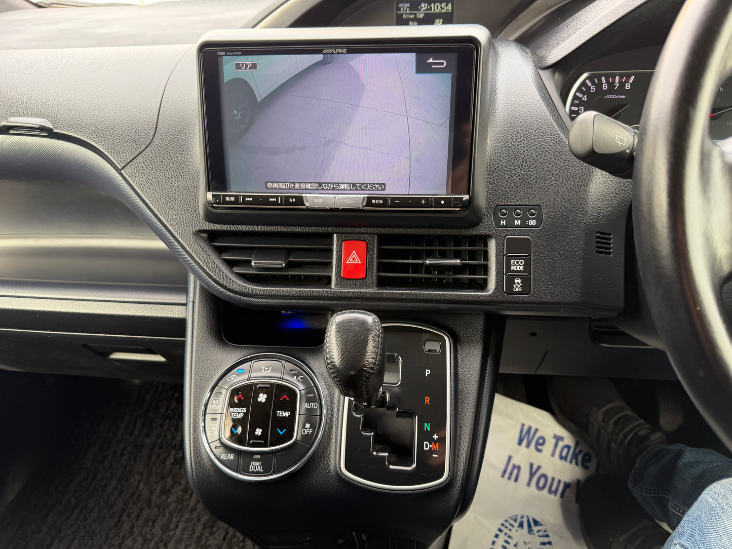 2015 Toyota Voxy 2.0L ZS Premium Edition 7 seater, (#8318)
