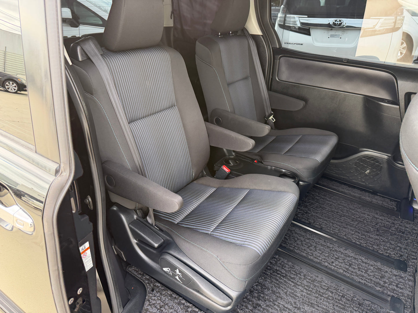 2015 Toyota Voxy 2.0L ZS Premium Edition 7 seater, (#8318)