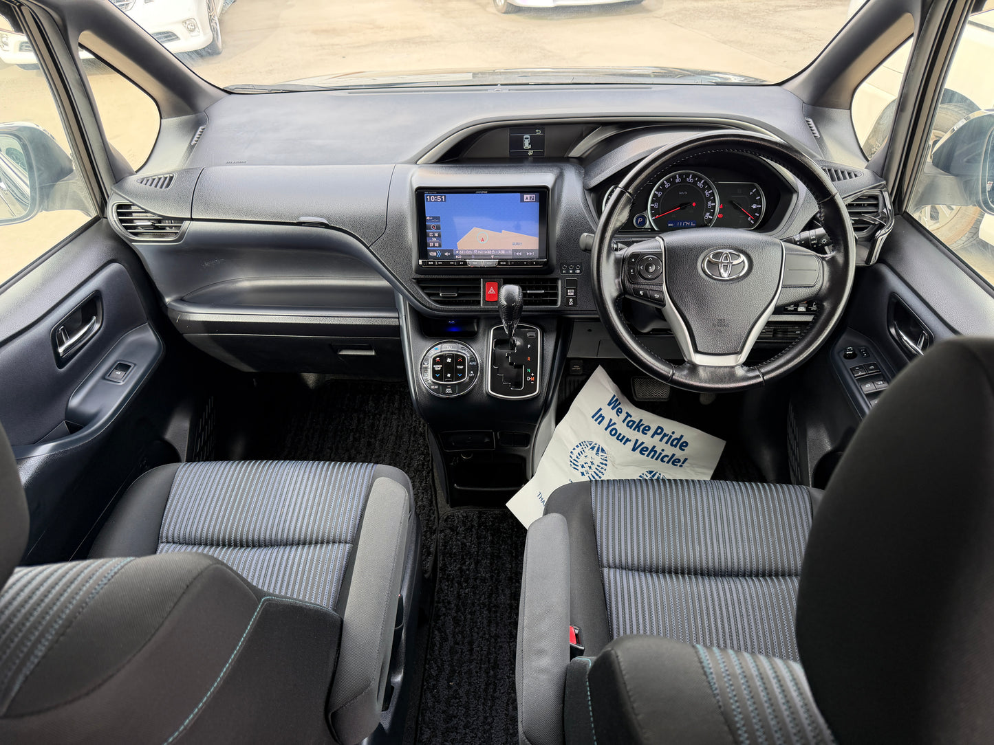 2015 Toyota Voxy 2.0L ZS Premium Edition 7 seater, (#8318)
