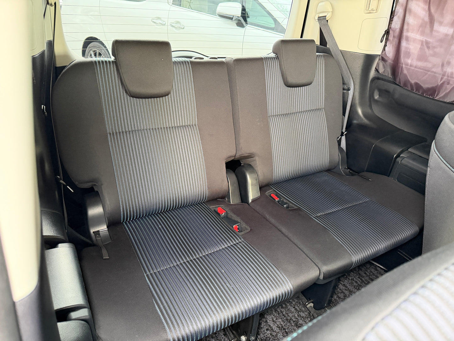 2015 Toyota Voxy 2.0L ZS Premium Edition 7 seater, (#8318)