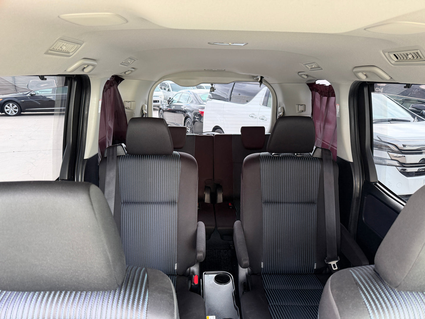 2015 Toyota Voxy 2.0L ZS Premium Edition 7 seater, (#8318)