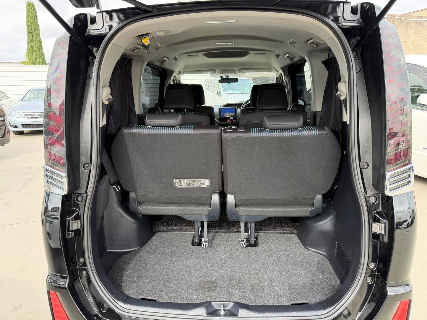 2015 Toyota Voxy 2.0L ZS Premium Edition 7 seater, (#8318)
