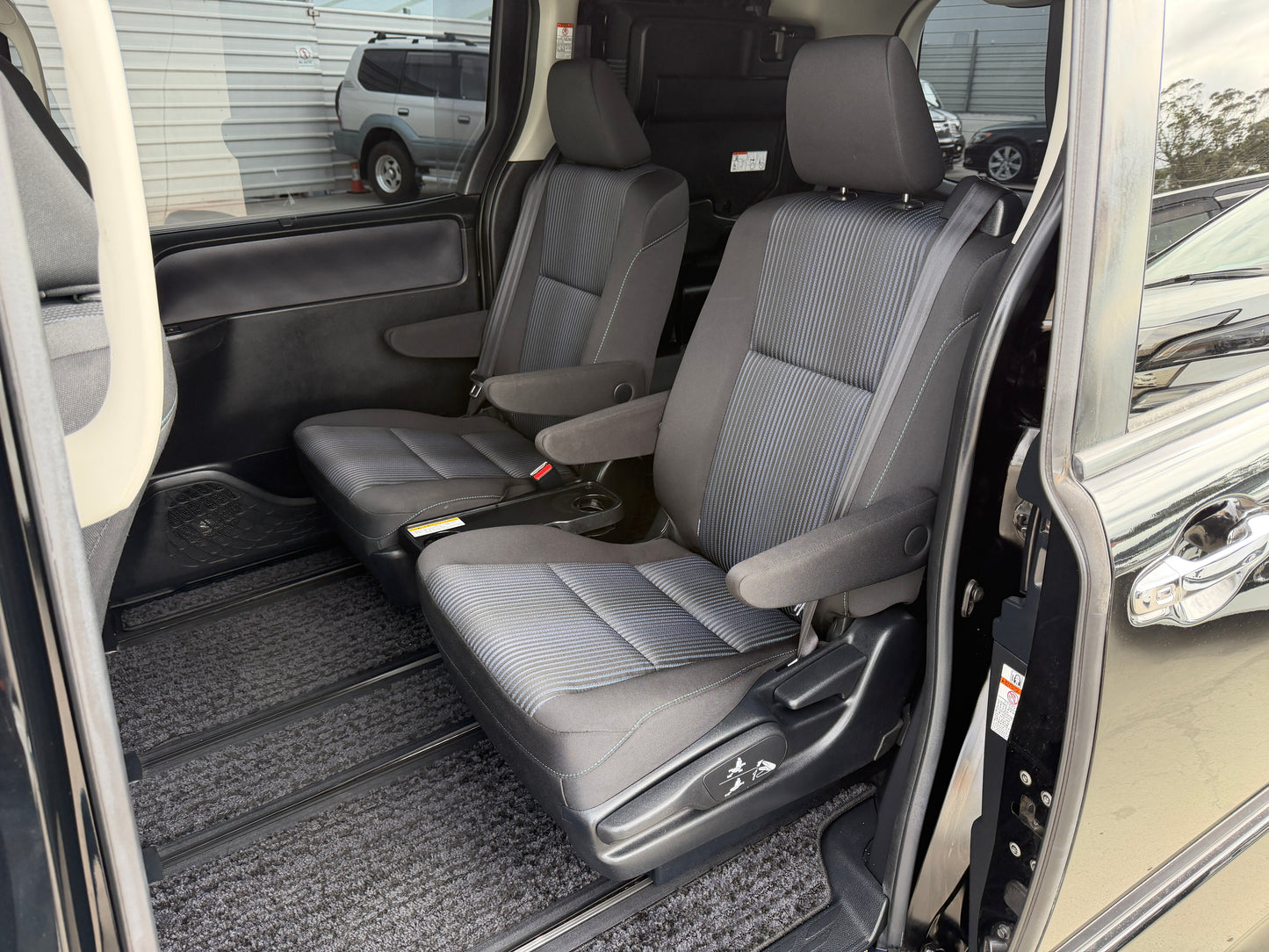 2015 Toyota Voxy 2.0L ZS Premium Edition 7 seater, (#8318)