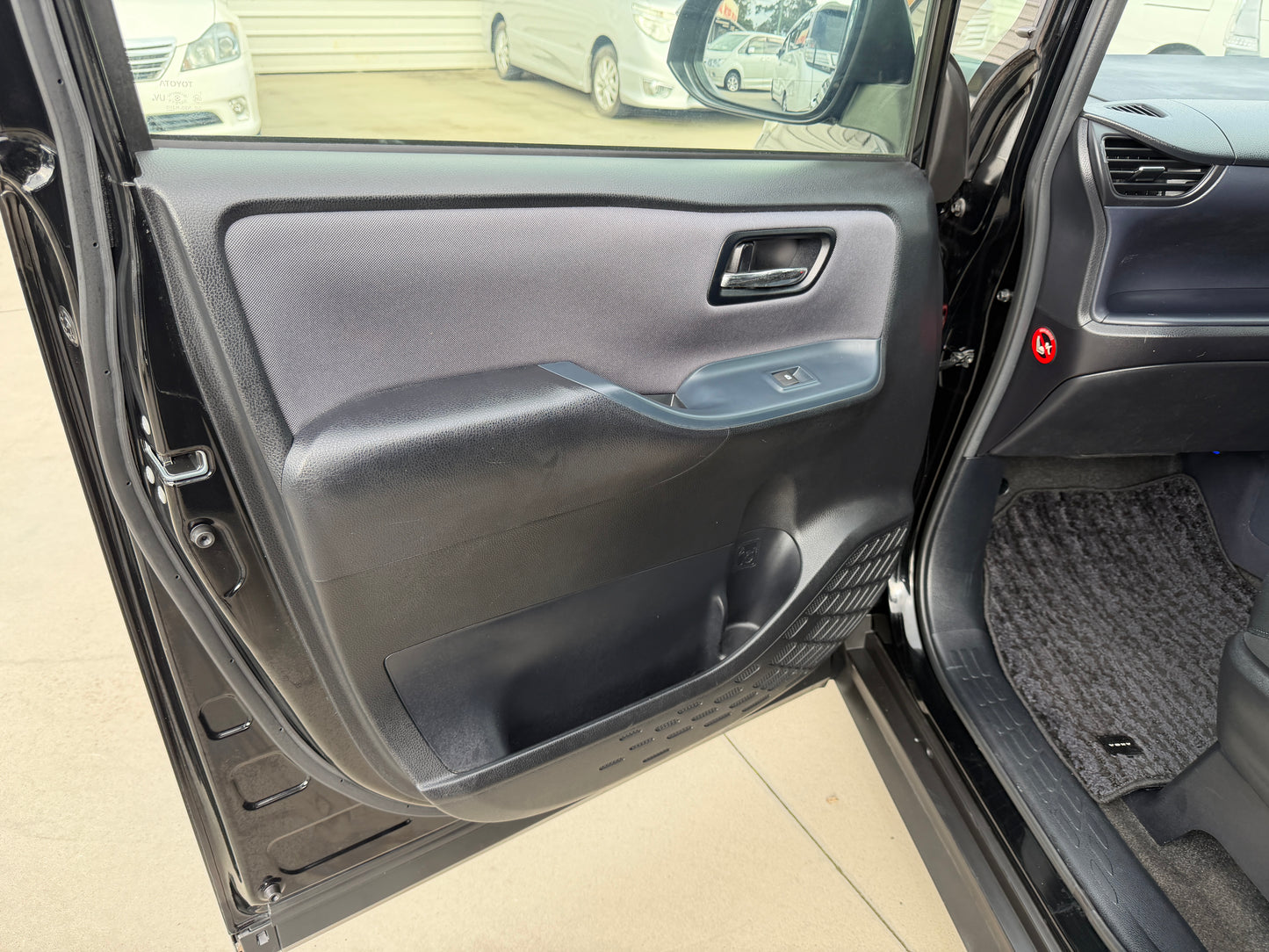 2015 Toyota Voxy 2.0L ZS Premium Edition 7 seater, (#8318)