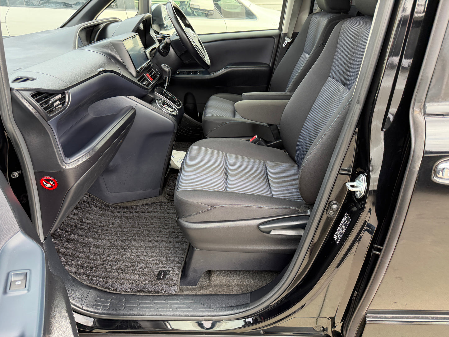 2015 Toyota Voxy 2.0L ZS Premium Edition 7 seater, (#8318)