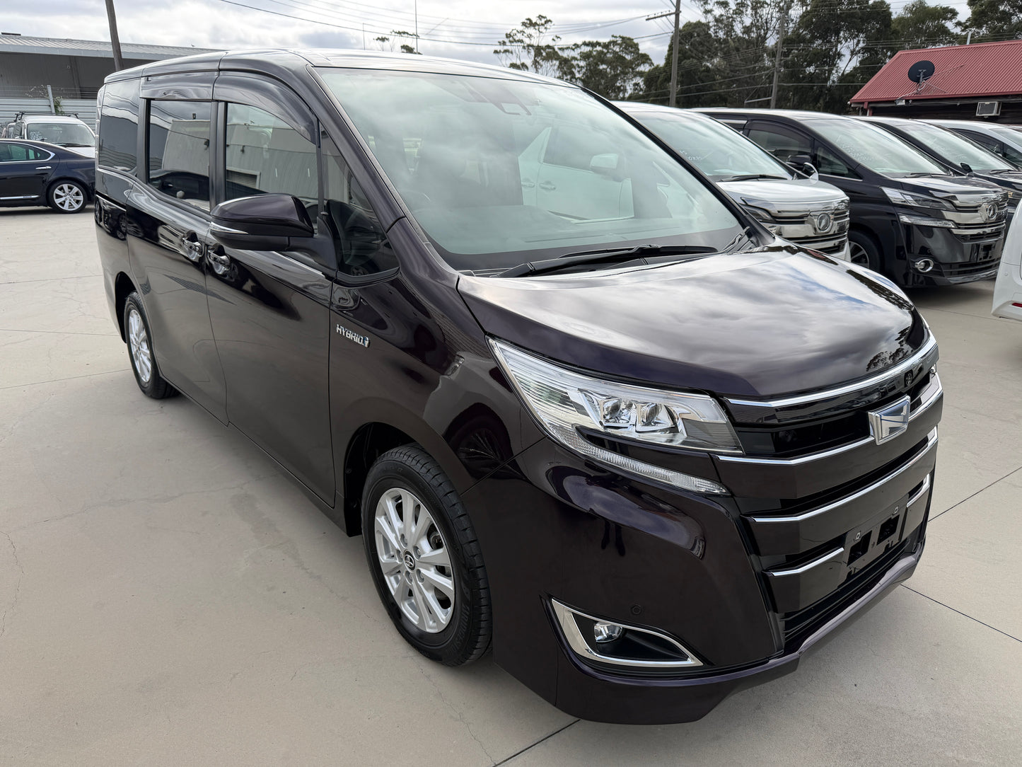 2018 Toyota Noah 1.8L Hybrid G Premium Edition 7 seater, (#4836)
