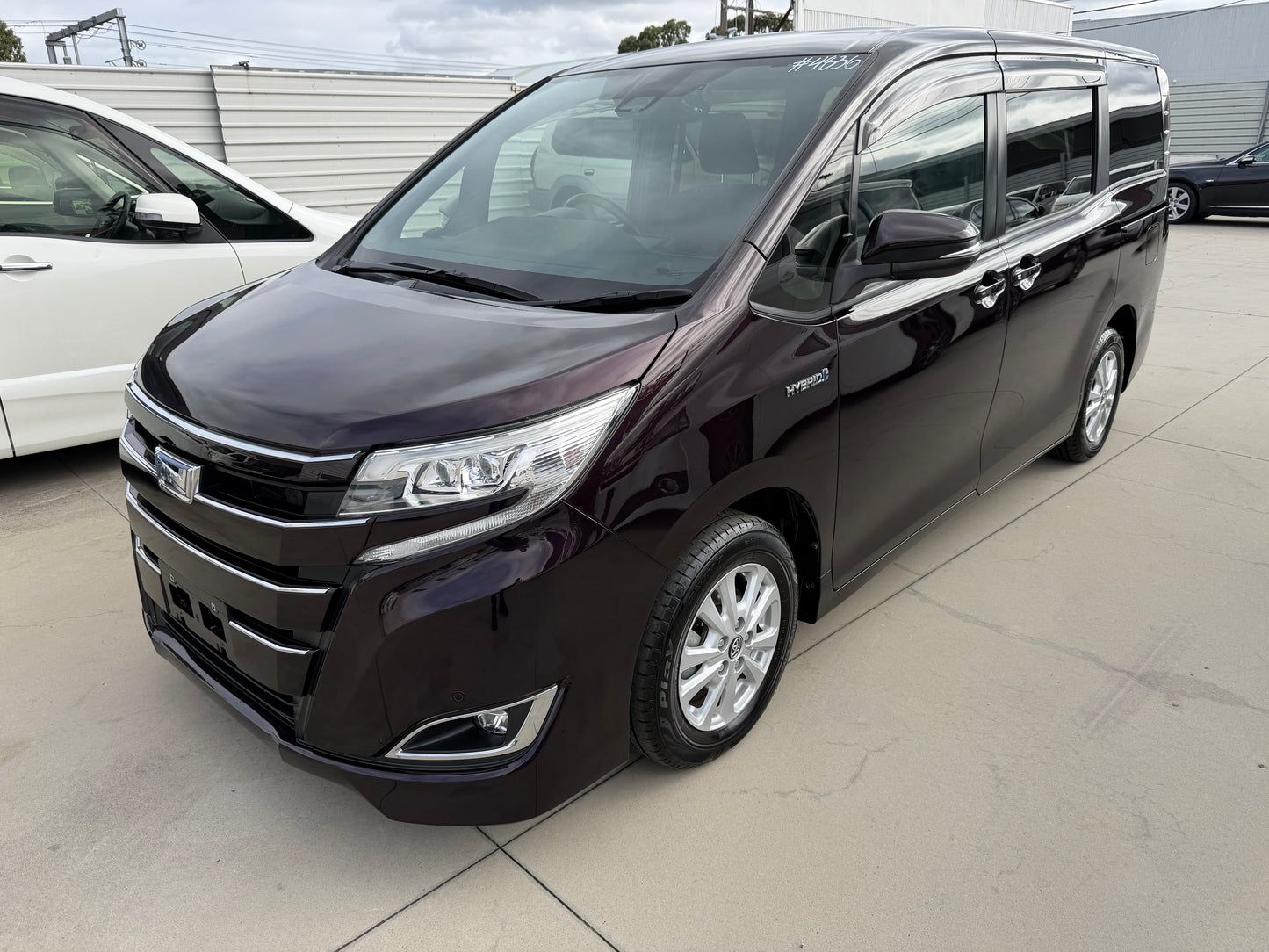 2018 Toyota Noah 1.8L Hybrid G Premium Edition 7 seater, (#4836)