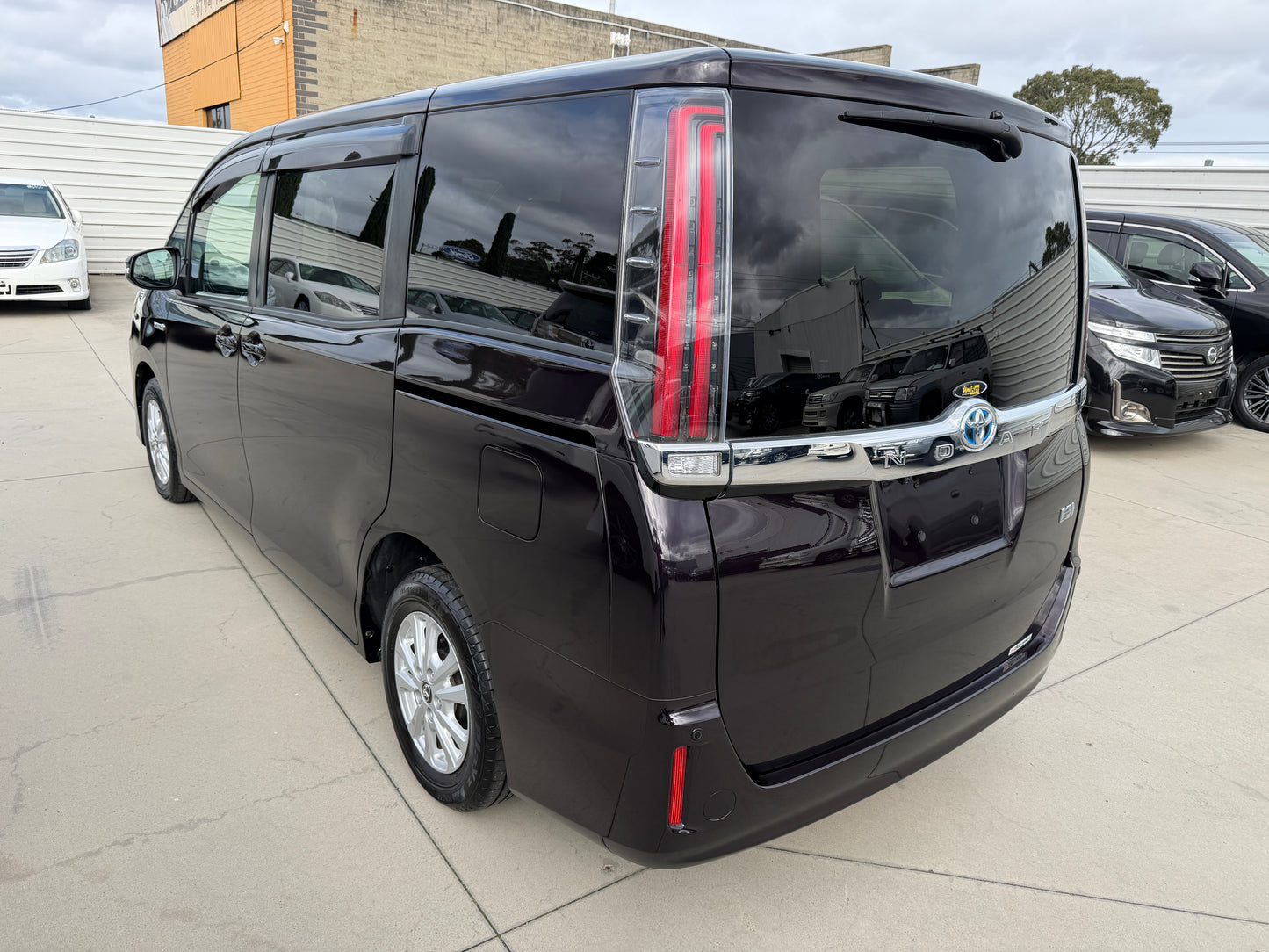 2018 Toyota Noah 1.8L Hybrid G Premium Edition 7 seater, (#4836)