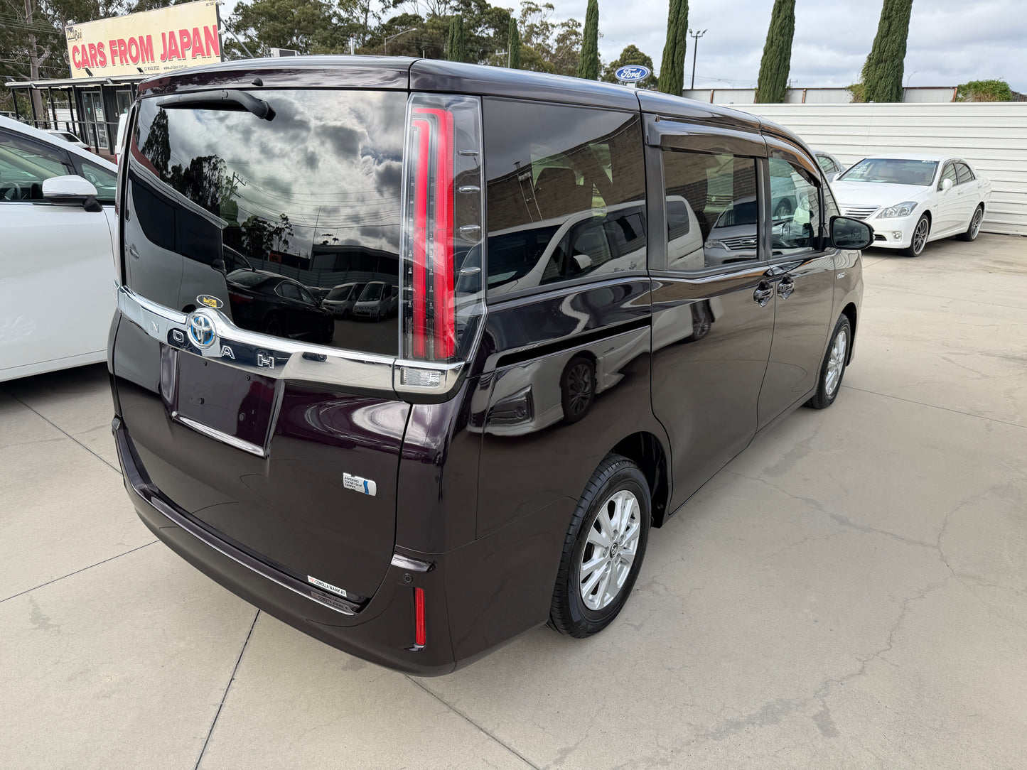 2018 Toyota Noah 1.8L Hybrid G Premium Edition 7 seater, (#4836)