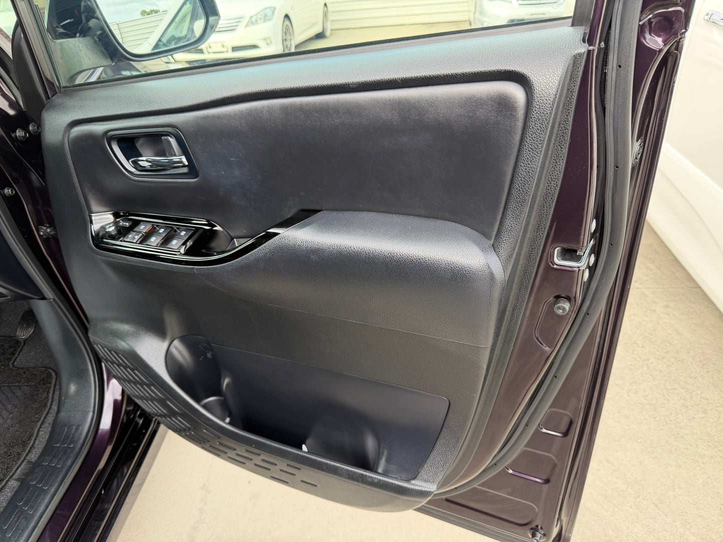 2018 Toyota Noah 1.8L Hybrid G Premium Edition 7 seater, (#4836)