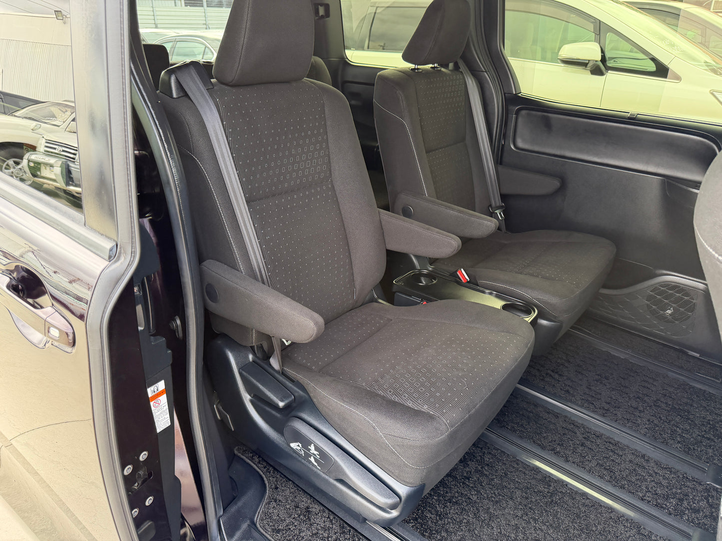 2018 Toyota Noah 1.8L Hybrid G Premium Edition 7 seater, (#4836)