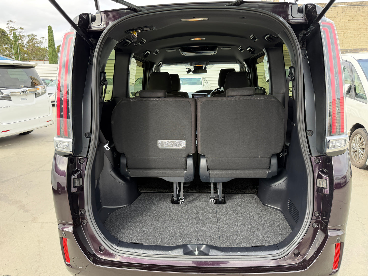 2018 Toyota Noah 1.8L Hybrid G Premium Edition 7 seater, (#4836)