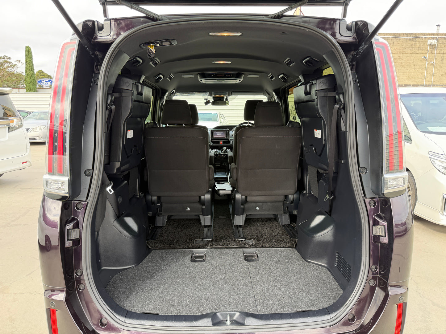 2018 Toyota Noah 1.8L Hybrid G Premium Edition 7 seater, (#4836)