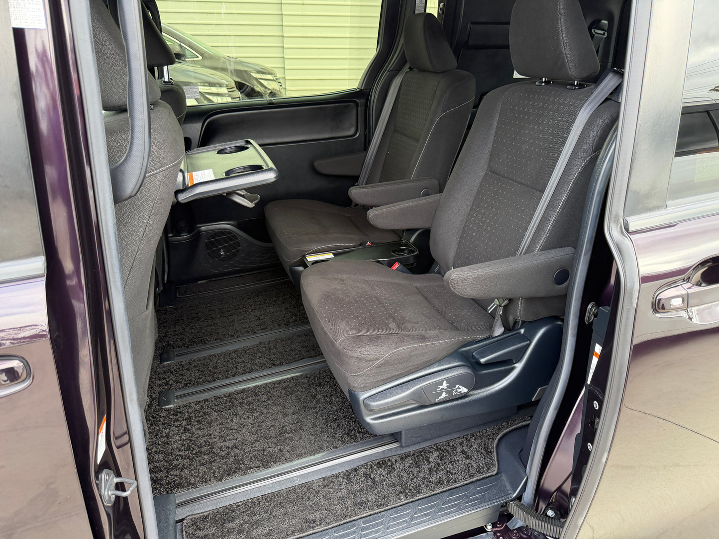 2018 Toyota Noah 1.8L Hybrid G Premium Edition 7 seater, (#4836)