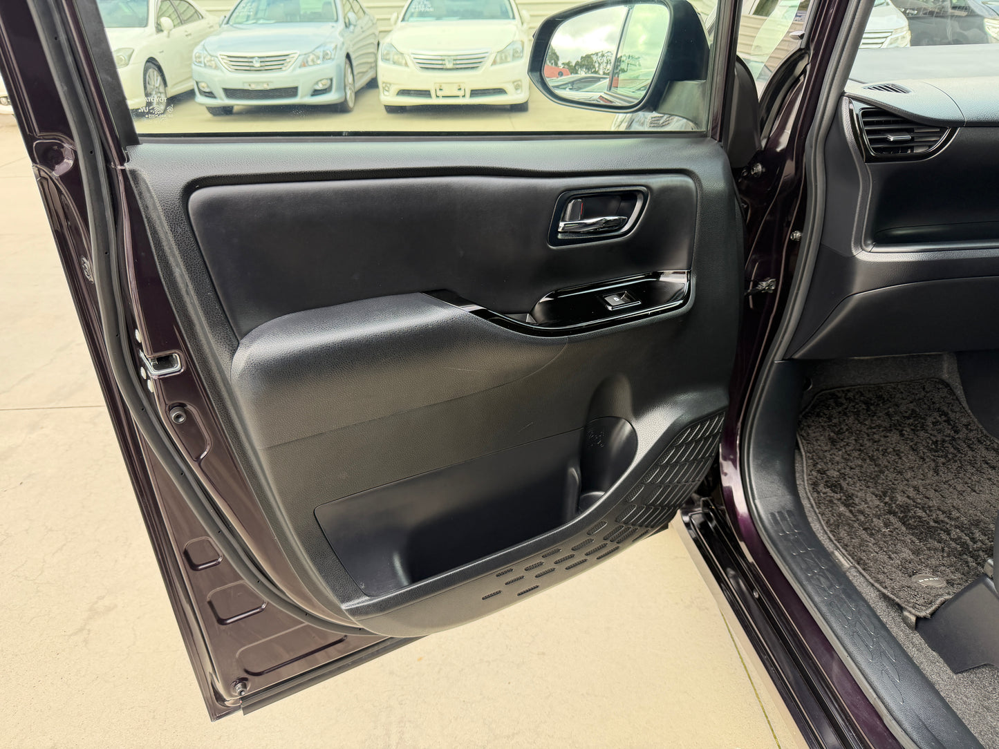 2018 Toyota Noah 1.8L Hybrid G Premium Edition 7 seater, (#4836)