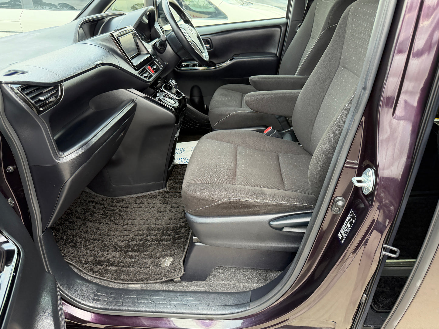 2018 Toyota Noah 1.8L Hybrid G Premium Edition 7 seater, (#4836)