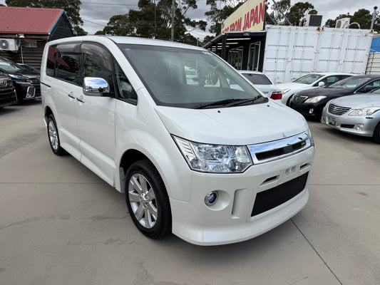 2015 Mitsubishi Delica D5 2.4 4WD Roadest G Power Package 7 seats front exterior view