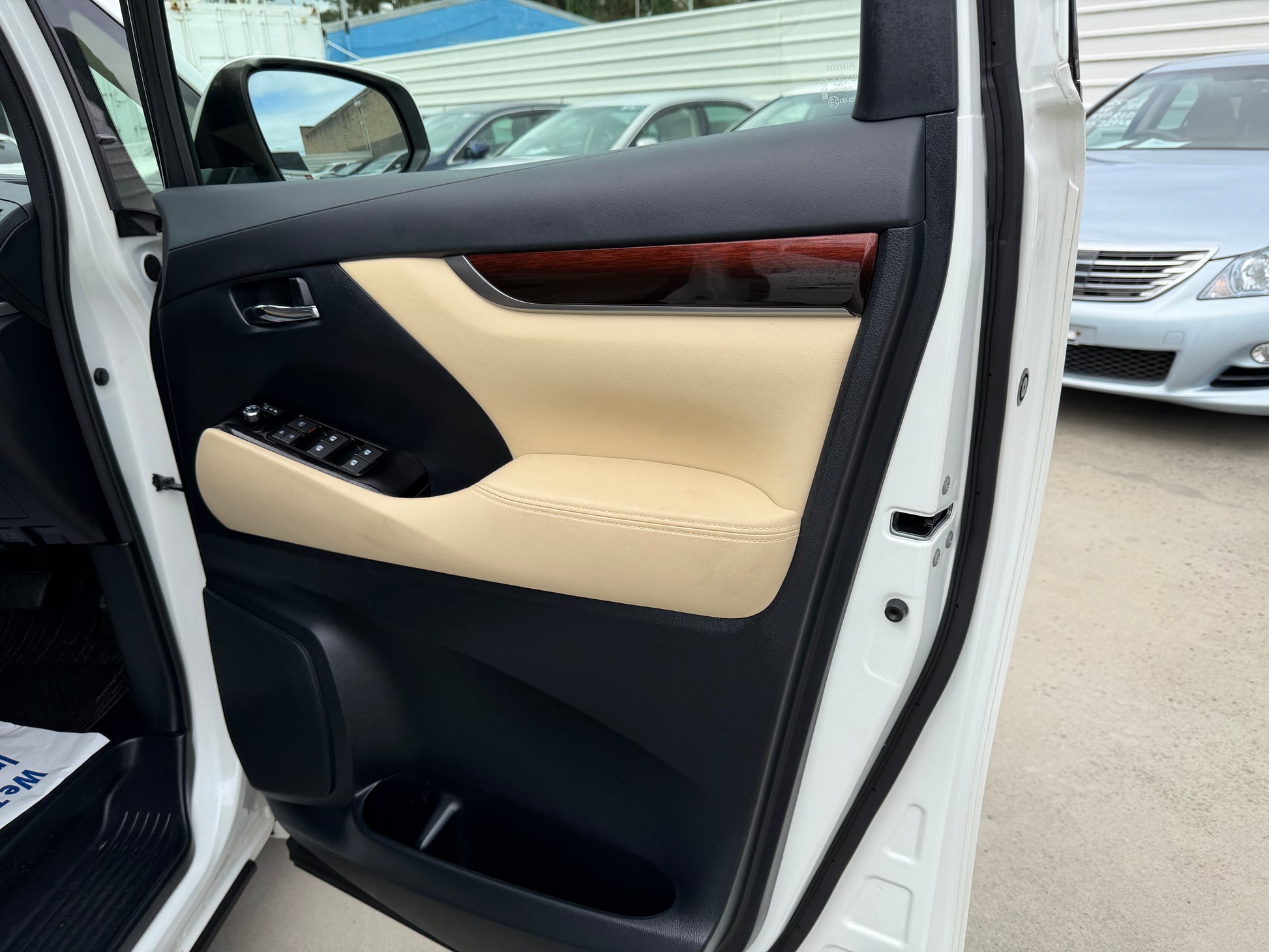 2016 Toyota Vellfire 2.5L interior door panel luxury features and controls