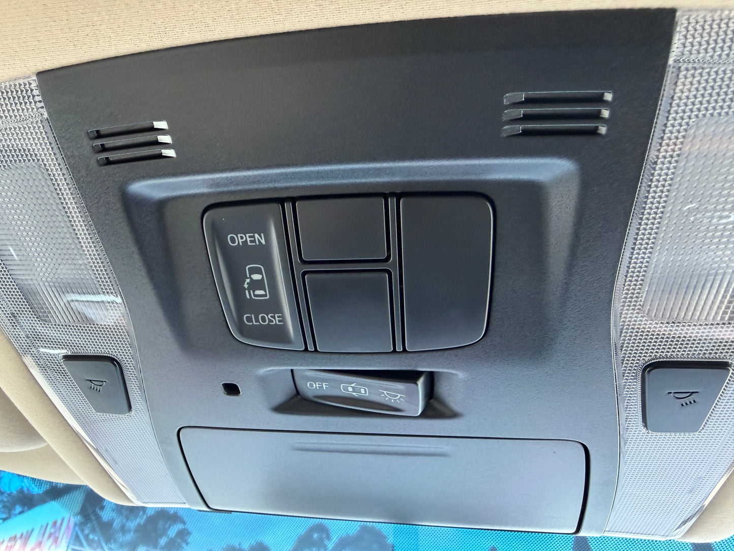 2016 Toyota Vellfire 2.5L front grille and headlights
