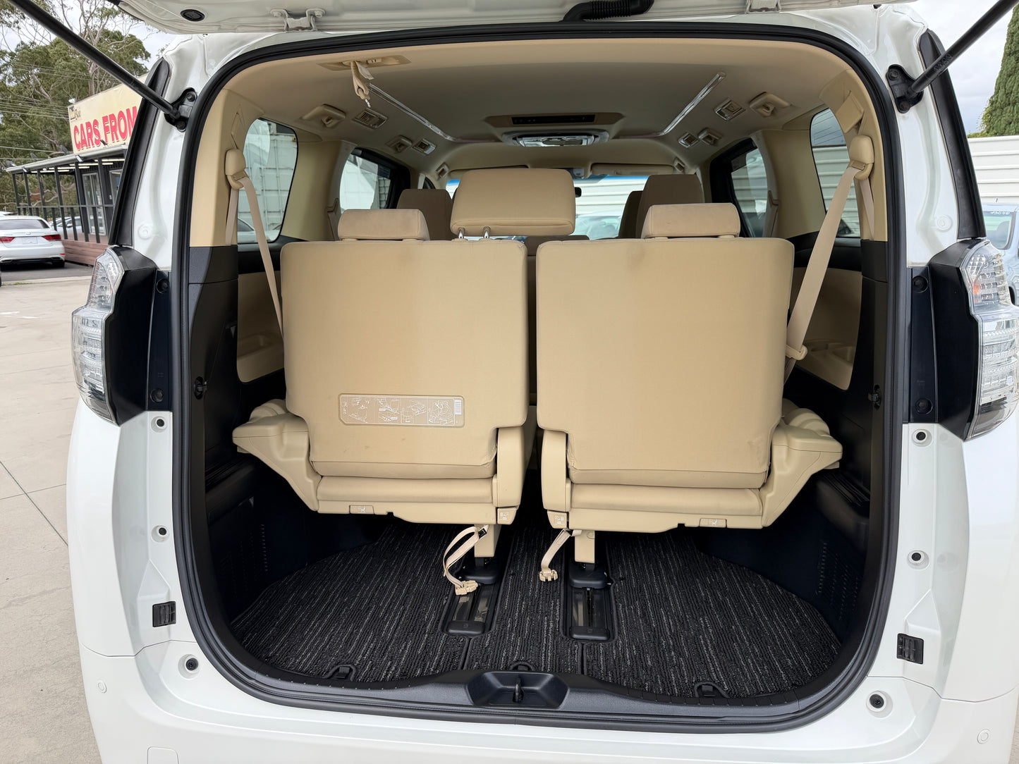 2016 Toyota Vellfire 2.5L dashboard and infotainment system