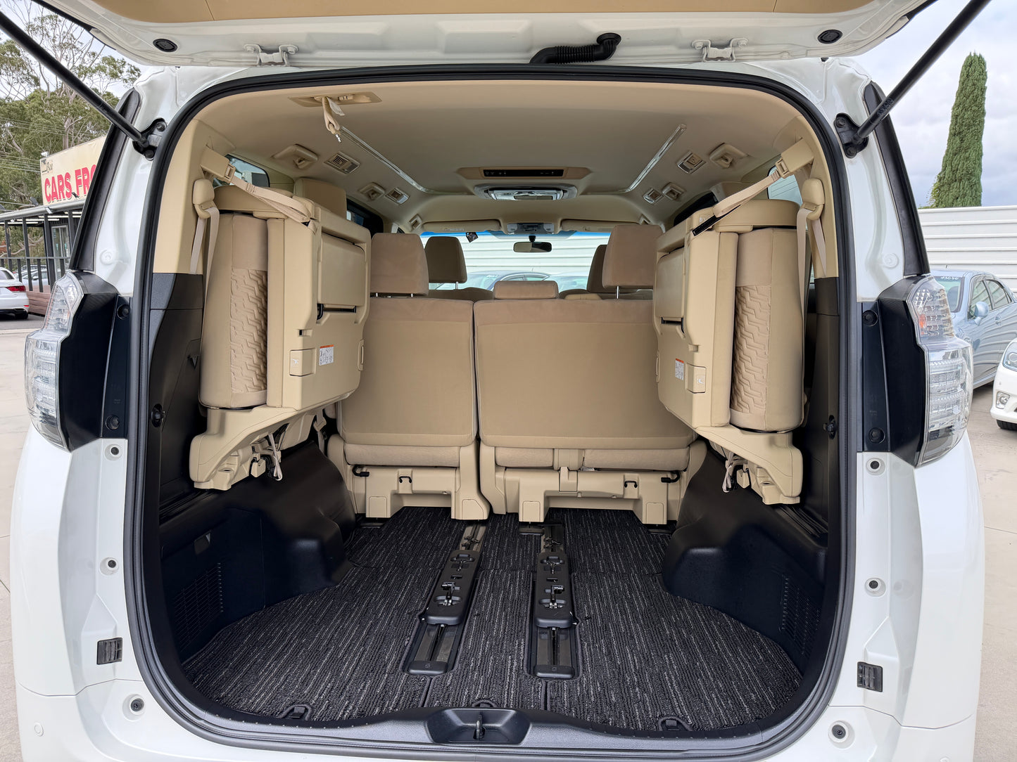 2016 Toyota Vellfire 2.5L centre console and gear selector