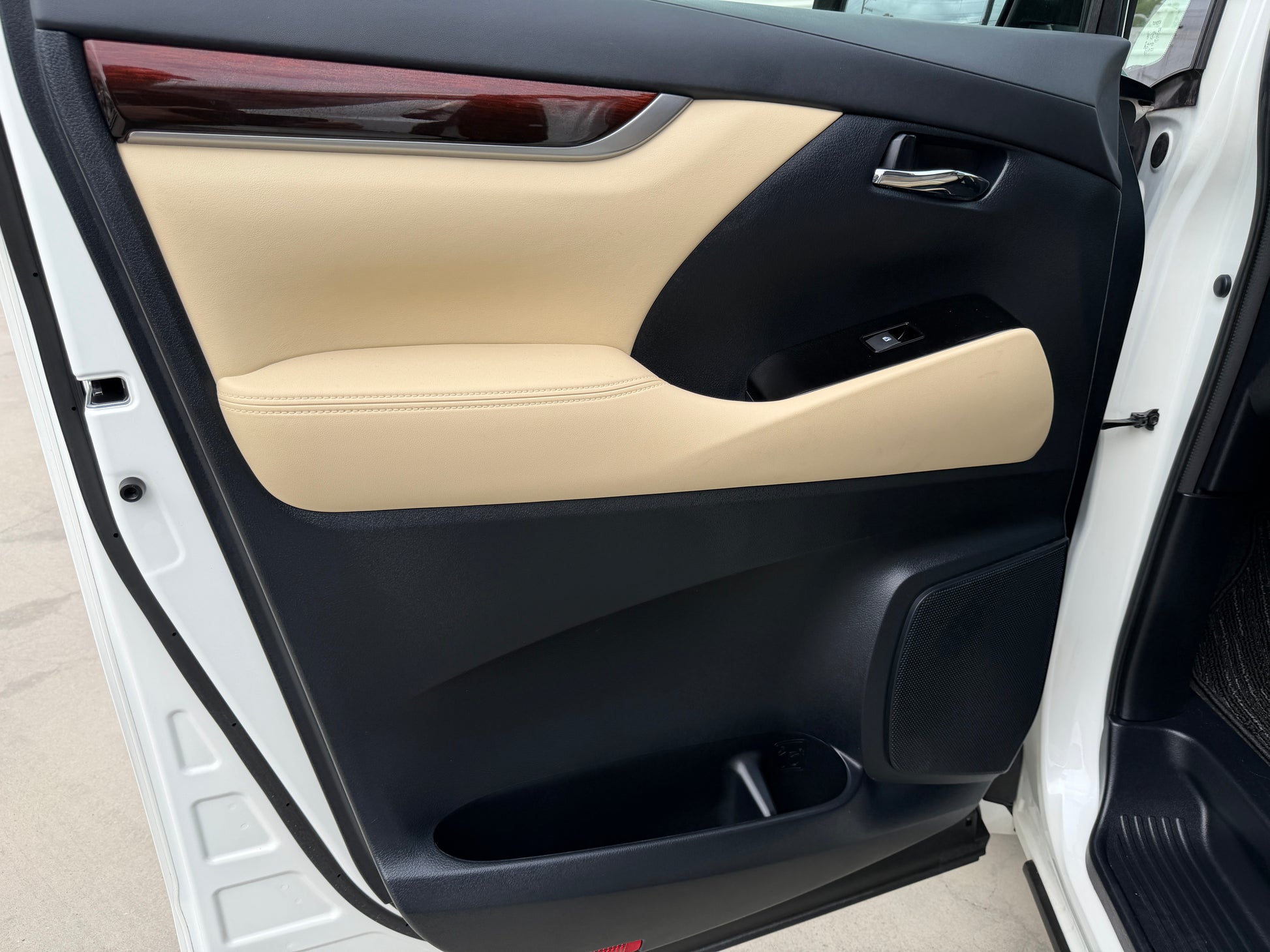 2016 Toyota Vellfire 2.5L odometer showing 20365 km