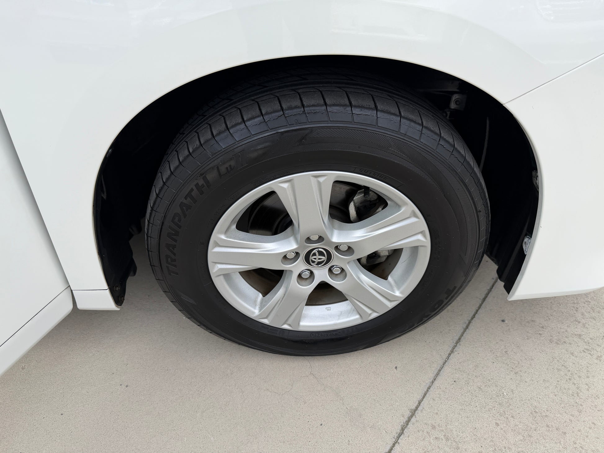 2016 Toyota Vellfire 2.5L full exterior parked view