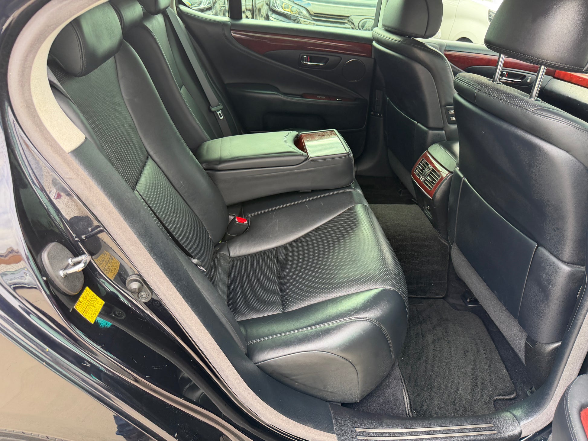 2007 Lexus LS600h AWD V8 5.0L Hybrid full dashboard and interior panoramic view showing front seats, console and instrumentation