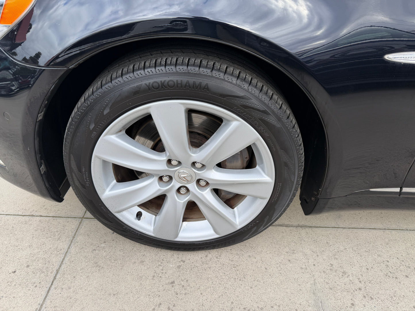 2007 Lexus LS600h AWD V8 5.0L Hybrid rear left alloy wheel with Yokohama BluEarth tyre close-up
