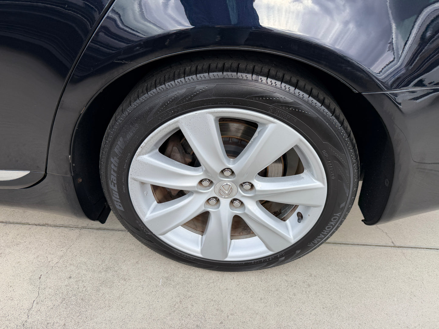 2007 Lexus LS600h AWD V8 5.0L Hybrid rear right alloy wheel with Yokohama tyre close-up