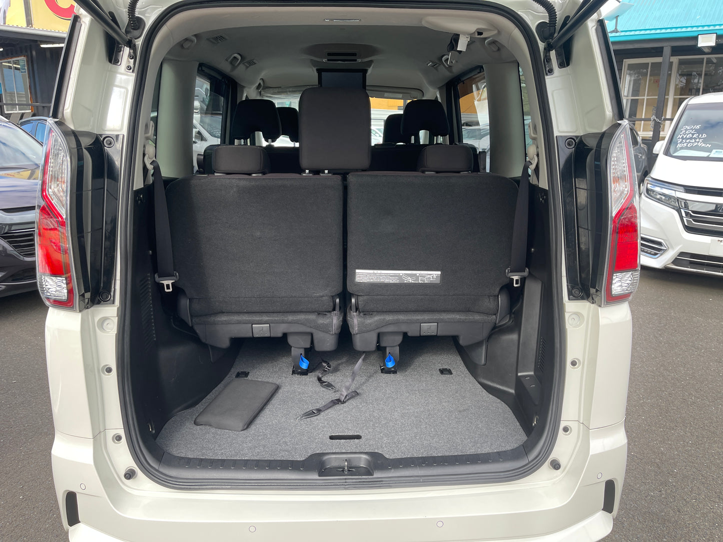2016 Nissan Serena 2.0L S-Hybrid Highway Star G Edition 8 seats, VIN 6ZZG00GFC27010610 (#0610)