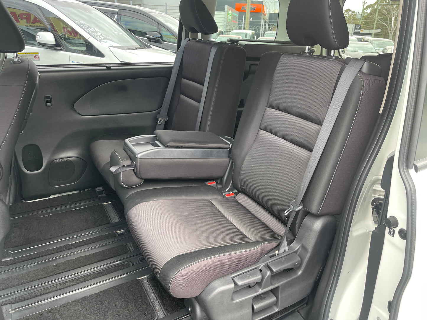 2016 Nissan Serena 2.0L S-Hybrid Highway Star G Edition 8 seats, VIN 6ZZG00GFC27010610 (#0610)