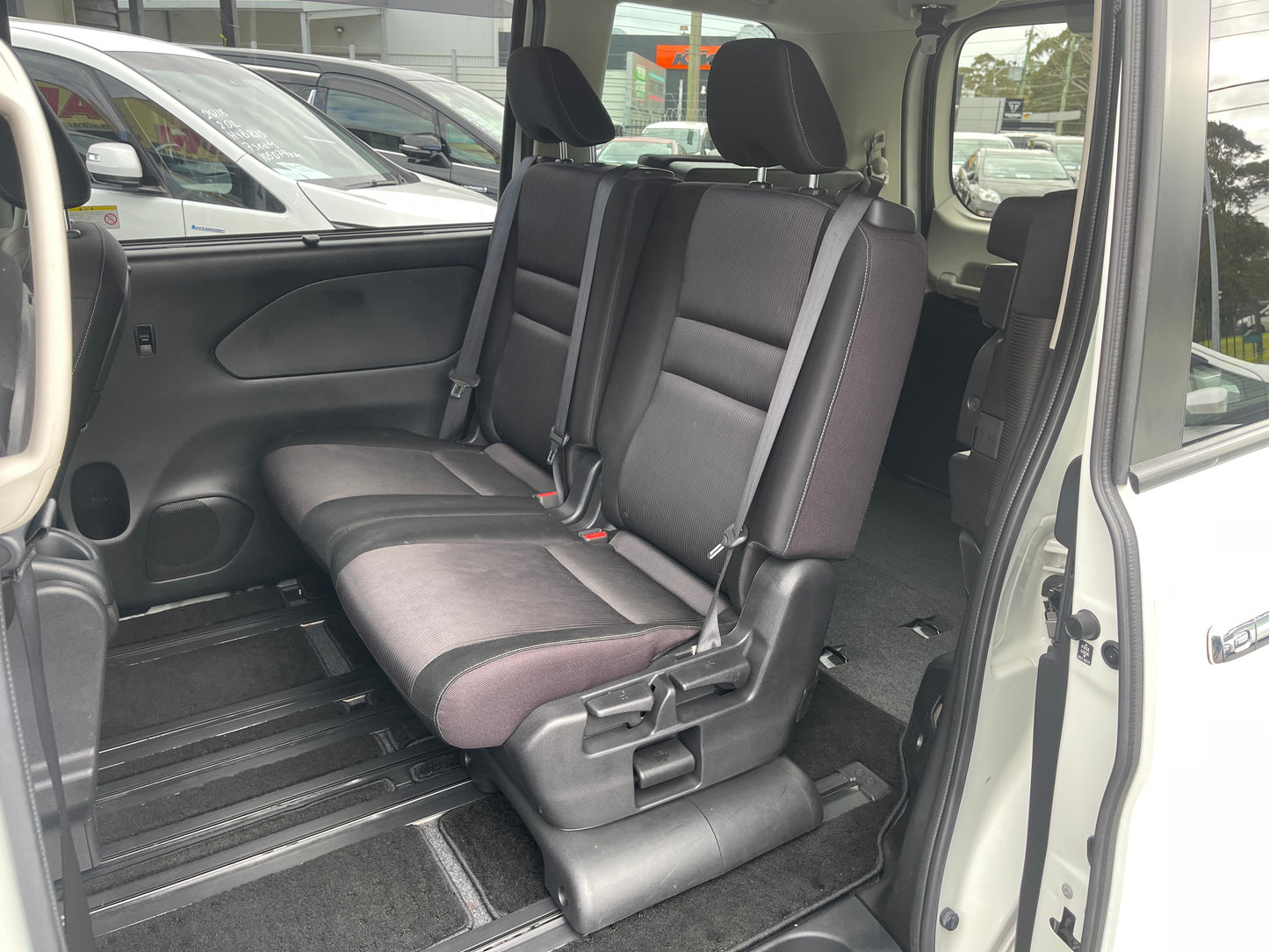 2016 Nissan Serena 2.0L S-Hybrid Highway Star G Edition 8 seats, VIN 6ZZG00GFC27010610 (#0610)