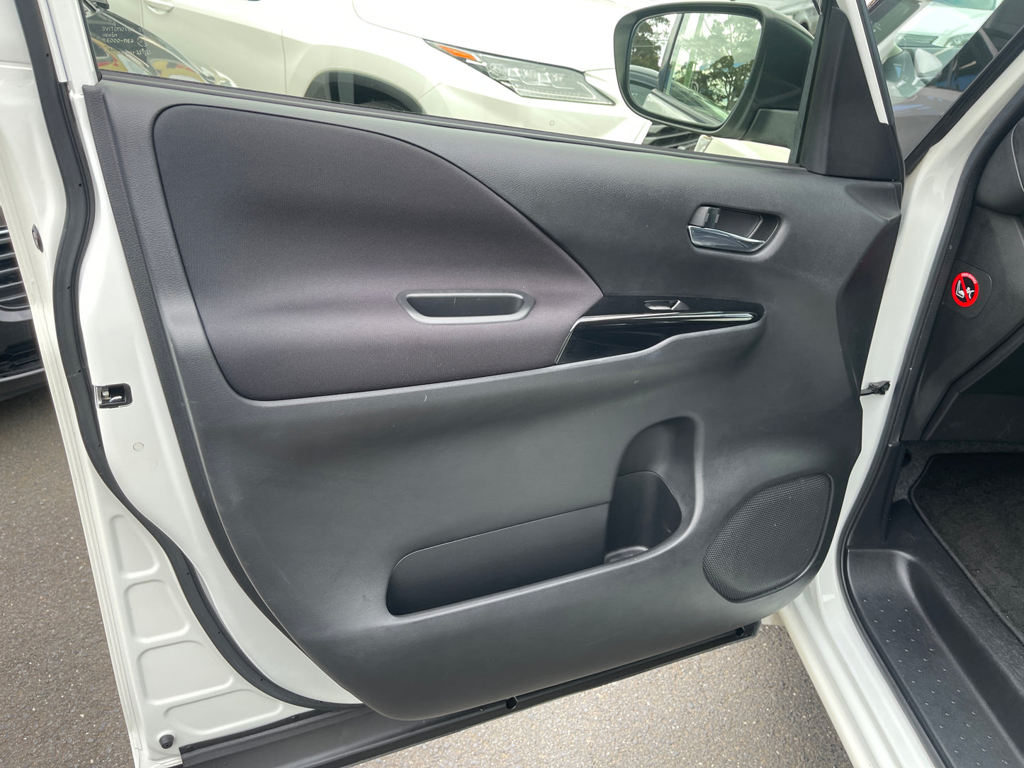 2016 Nissan Serena 2.0L S-Hybrid Highway Star G Edition 8 seats, VIN 6ZZG00GFC27010610 (#0610)