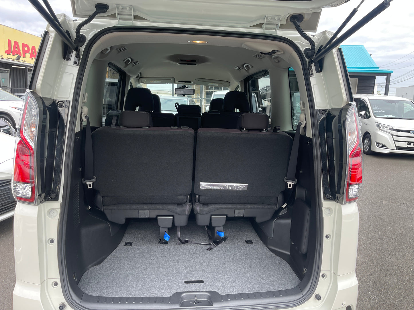 2016 Nissan Serena 2.0L 4WD S-Hybrid Highway Star ProPilot Edition 8 seats, VIN 6ZZG0GFNC27001641 (#1641)