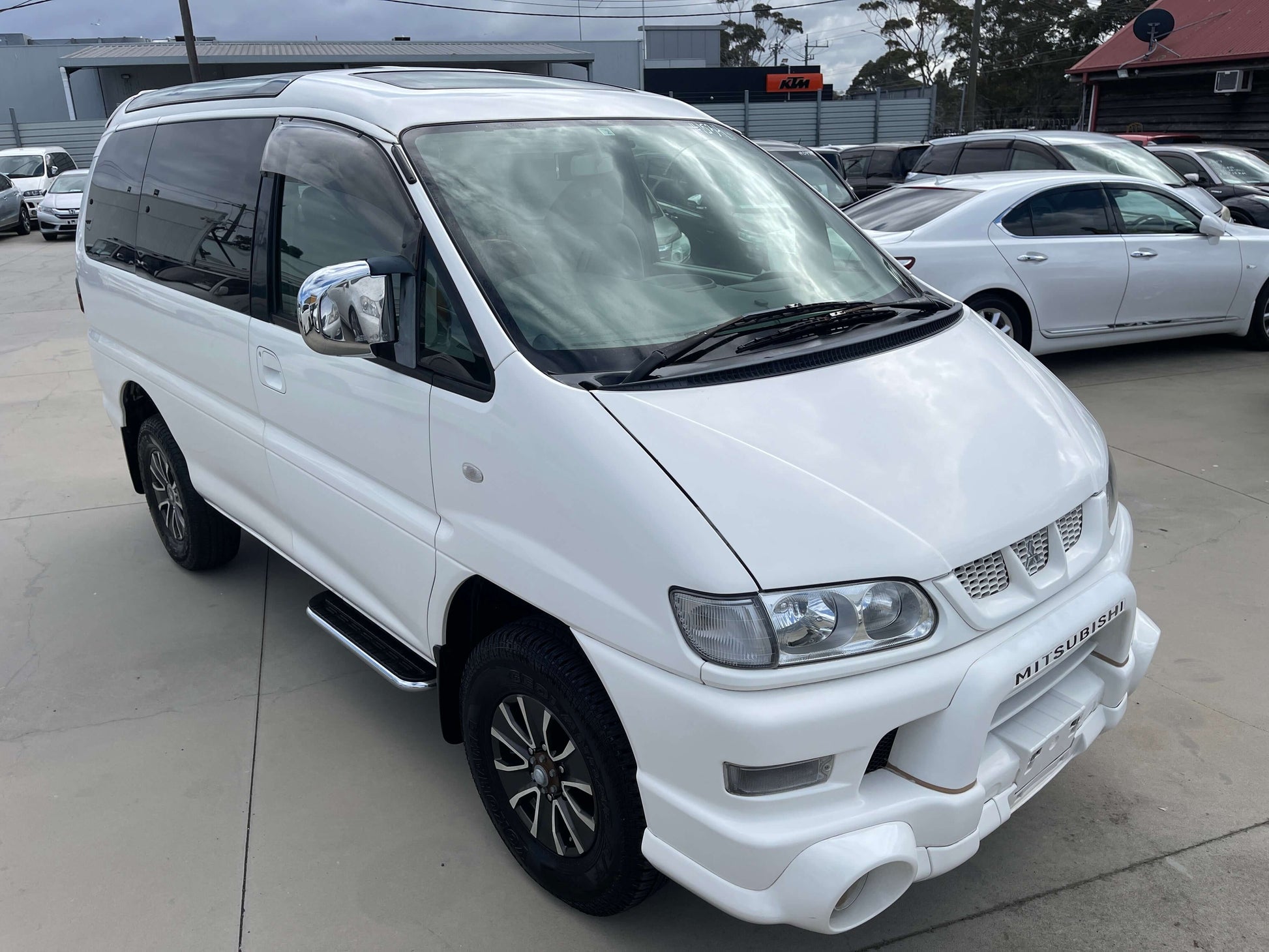 2006 Mitsubishi Delica V6 3.0L 4WD Active Field edition in white, showcasing the exterior design and features.