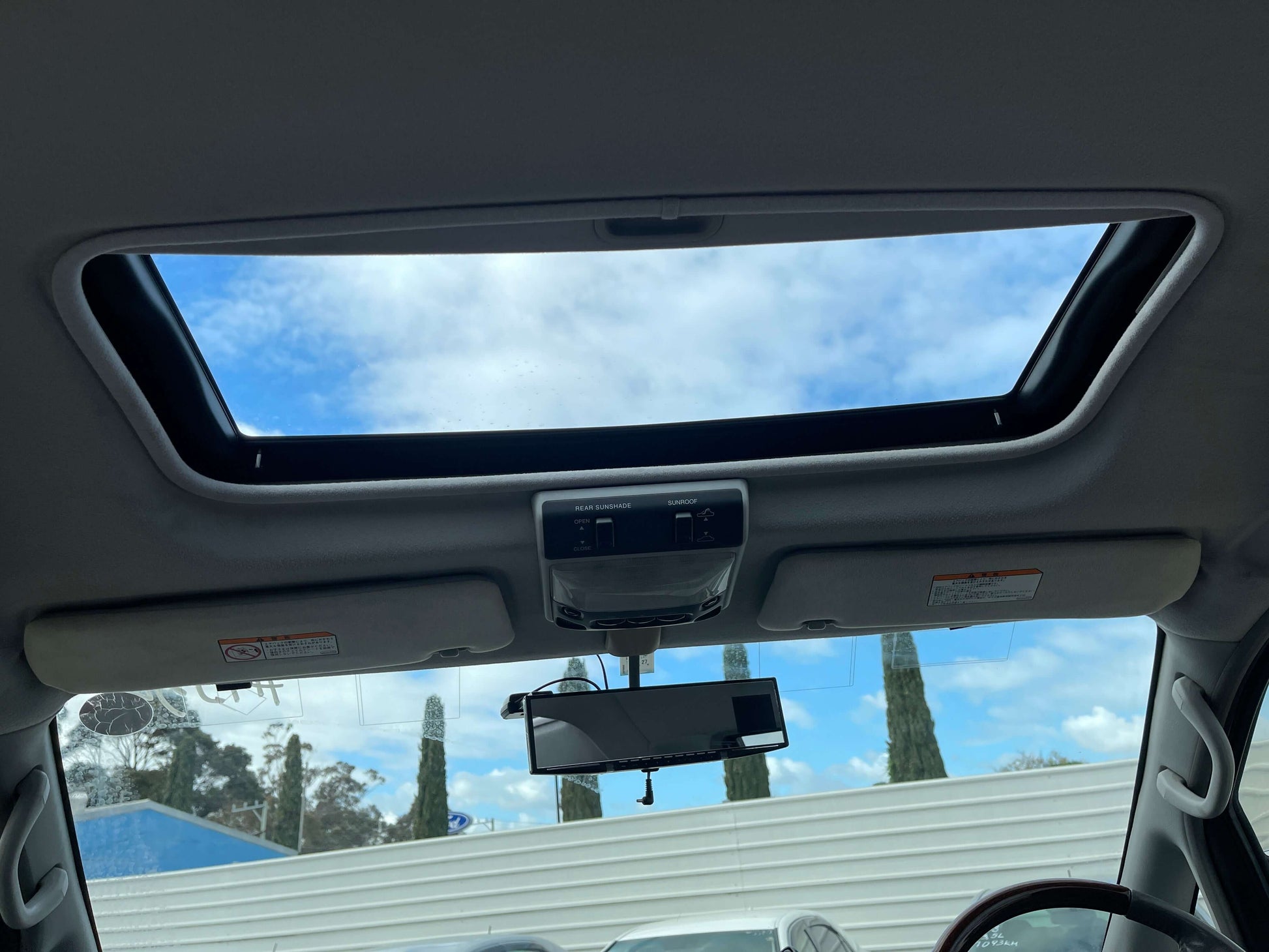 Interior view of the skylite roof in a 2006 Mitsubishi Delica, highlighting spaciousness and light.