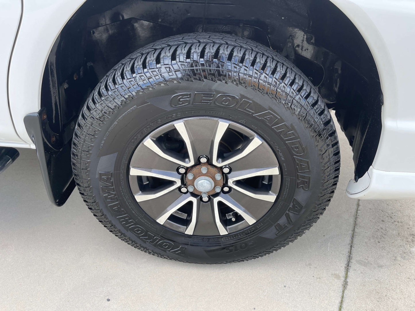 2006 Mitsubishi Delica V6 3.0L 4WD Active Field edition tire wheel close-up