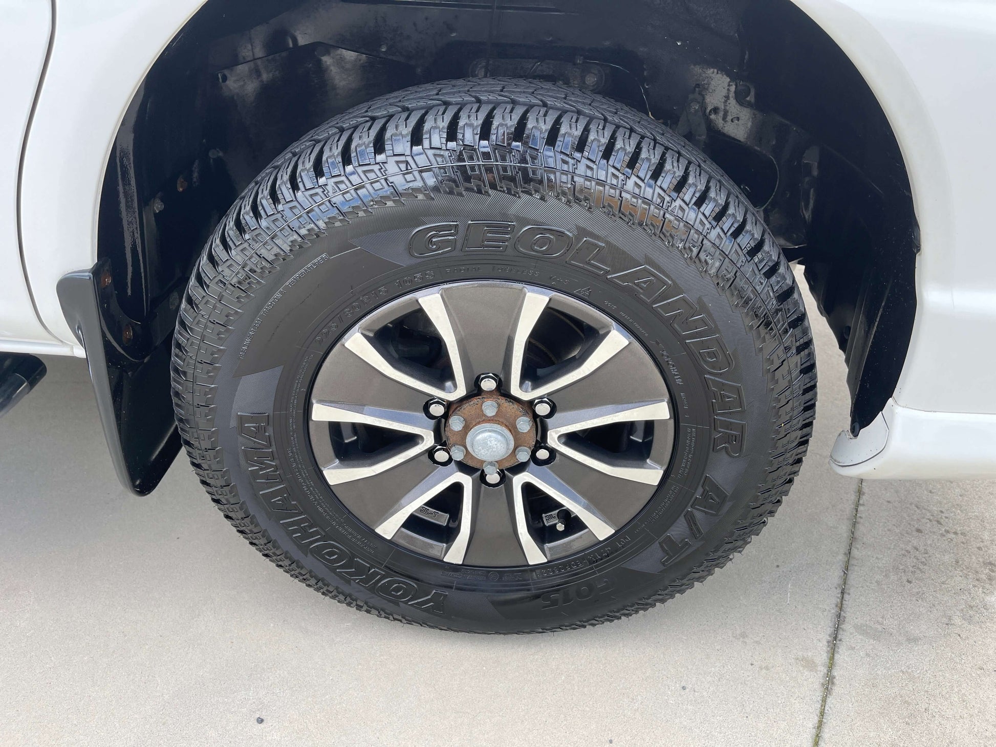 2006 Mitsubishi Delica V6 3.0L 4WD Active Field edition tire wheel close-up