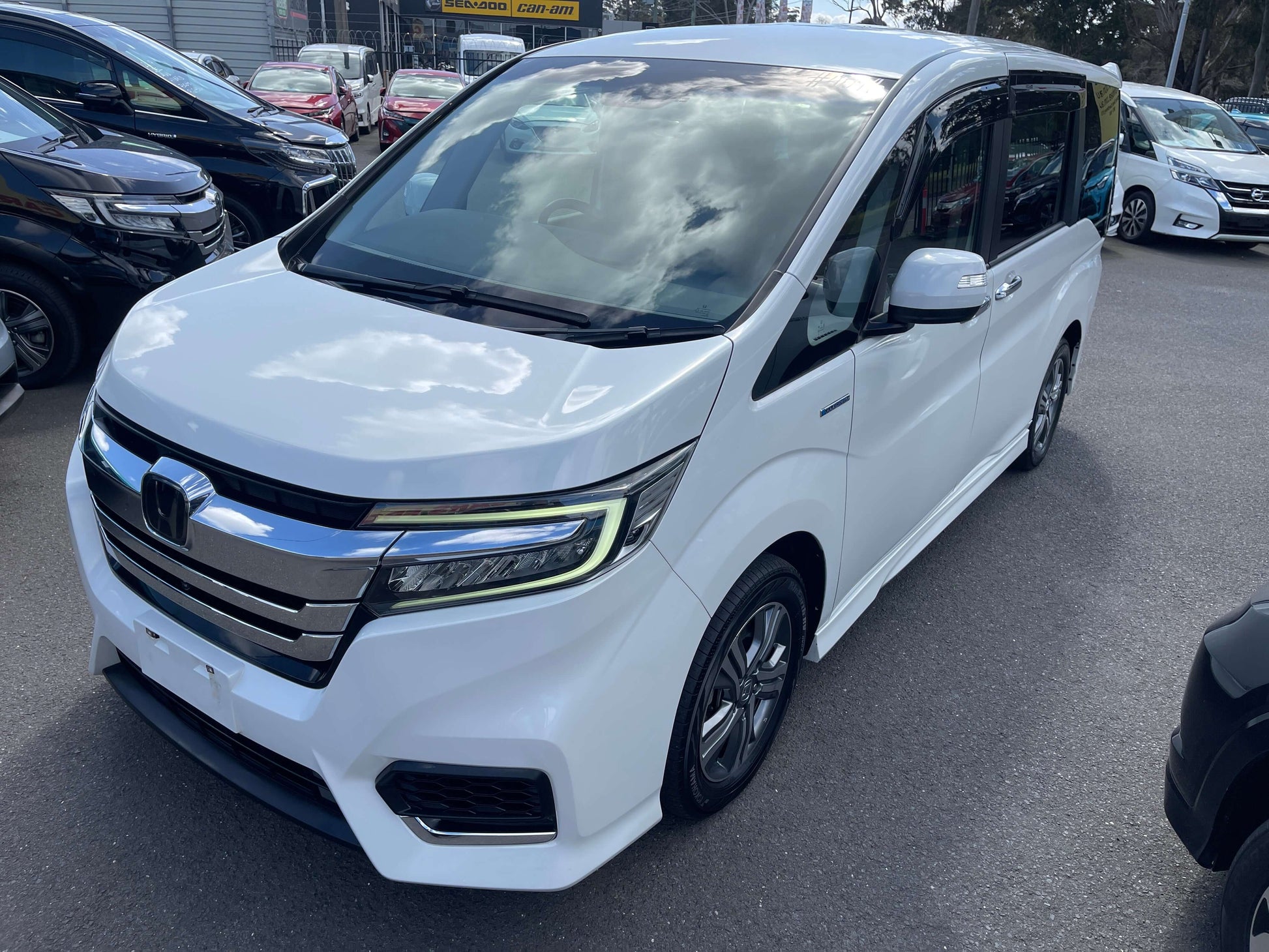 2018 Honda Stepwgn 2.0 Spada Hybrid G Honda Sensing front view in white color, 7 seater MPV, VIN 6ZZJ000RP51074098