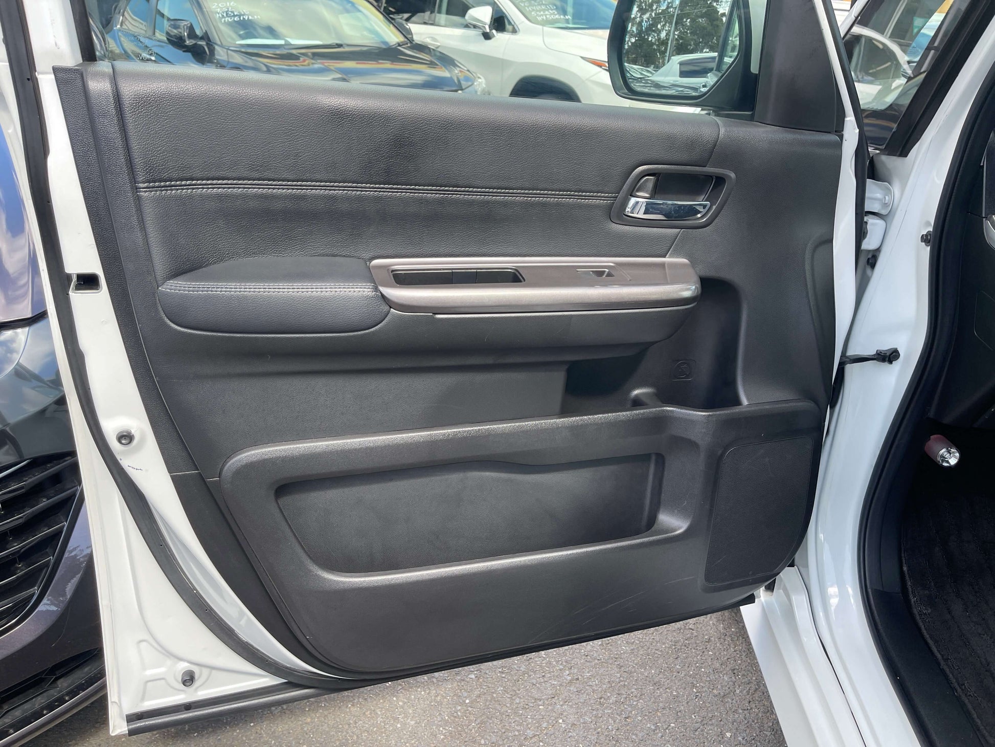 Interior view of the 2018 Honda Stepwgn 2.0 Spada Hybrid G door panel showcasing its sleek design and features.